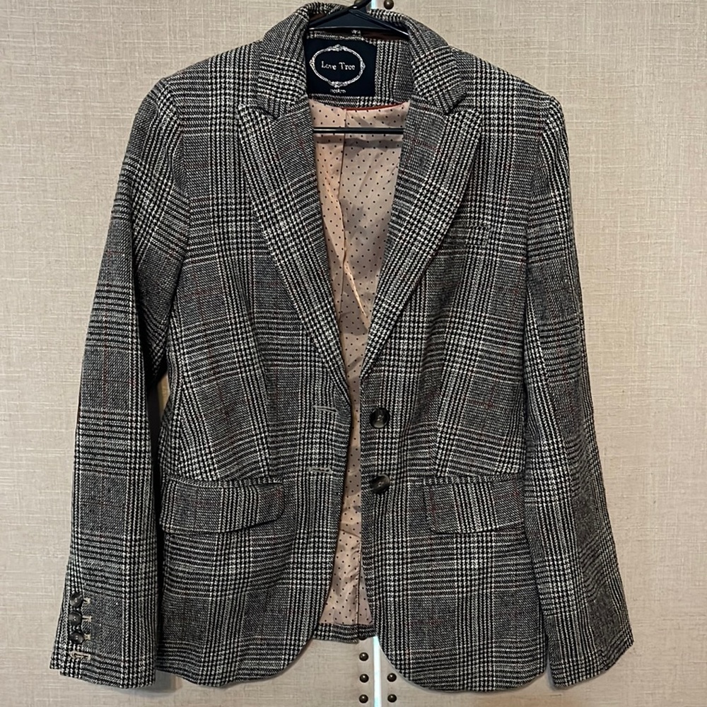 Perfect tweed blazer to add to your holiday wardrobe.